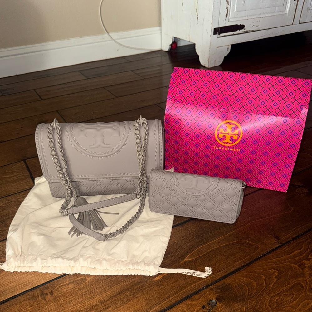 Tory Burch Fleming purse and wallet set. Color is Heron gray